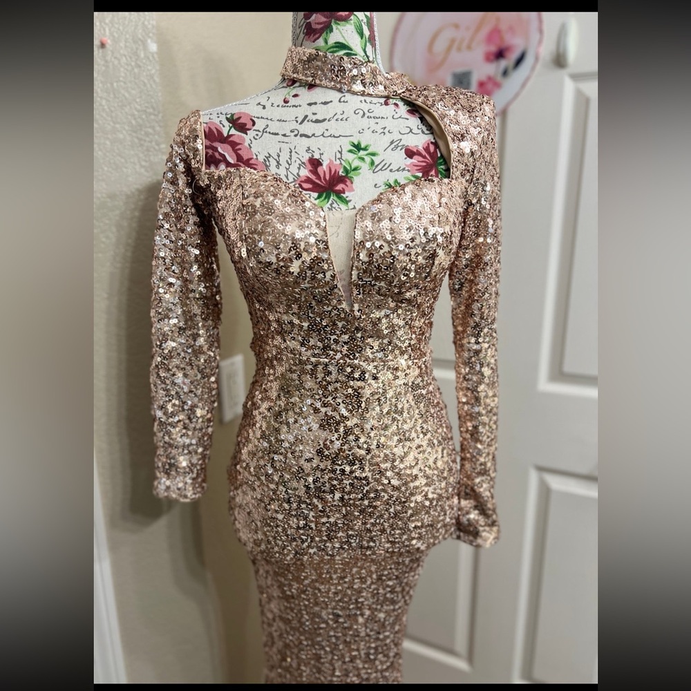 Elegant Gold Sequin Gown S